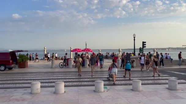 Gyalogosok Átkelnek Úton Lisszabonban — Stock videók
