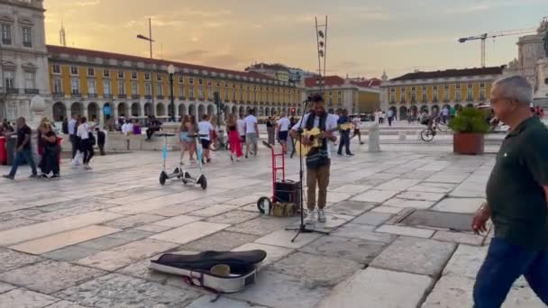 Musisi Pria Bermain Gitar Dan Bernyanyi Sebelah Praca Comercio Lisbon — Stok Video