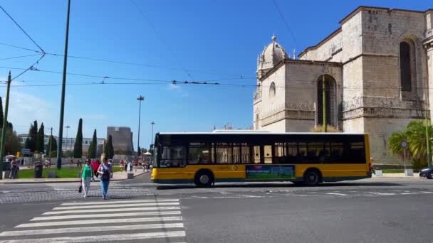 Intercity Bus Langs Het Klooster Hieronymites Lissabon — Stockvideo