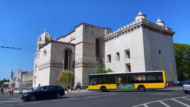 Überlandbus Fährt Hieronymiten Kloster Lissabon Vorbei — Stockvideo