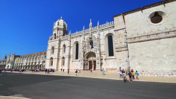 Turistit Vierailevat Hieronymiittien Luostarissa Lissabonissa — kuvapankkivideo