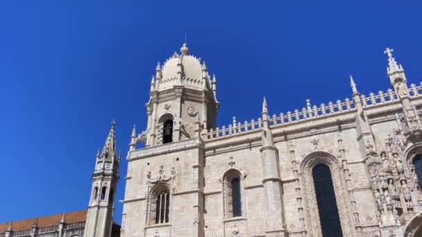 Turistas Visitando Monasterio Jerónimos Lisboa — Vídeo de stock