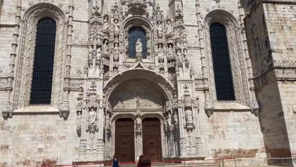 Turistas Visitando Monasterio Jerónimos Lisboa — Vídeos de Stock