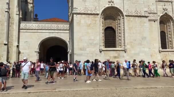 리스본에 있는히에 수도원 문하는 관광객들 — 비디오