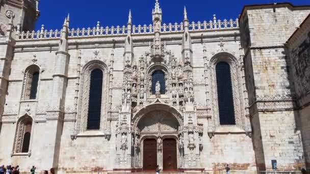 Touristen Beim Besuch Des Hieronymiten Klosters Lissabon — Stockvideo