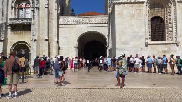 Τουρίστες Επισκέπτονται Μονή Ιερωνύμων Στη Λισαβόνα — Αρχείο Βίντεο