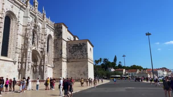 Toeristen Bezoeken Het Klooster Hieronymites Lissabon — Stockvideo