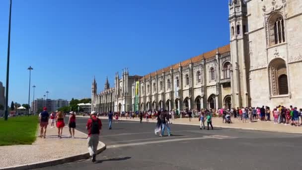Turisté Navštíví Klášter Hieronymitů Lisabonu — Stock video
