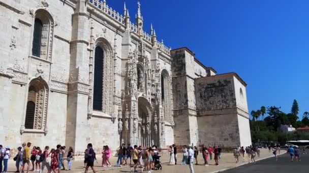Toeristen Bezoeken Het Klooster Hieronymites Lissabon — Stockvideo