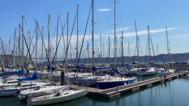 Лодки Причалили Пристани Районе Санта Мария Белем Лиссабоне — стоковое видео