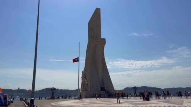 Turister Hænger Ved Siden Monumentet Opdagelserne Lissabon – Stock-video