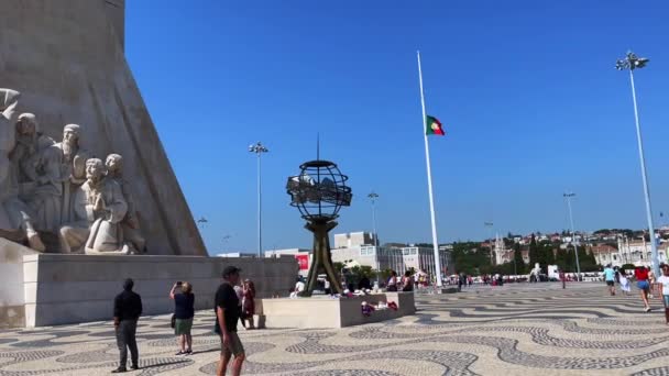 Turistas Que Encontram Lado Monumento Das Descobertas Lisboa — Vídeo de Stock