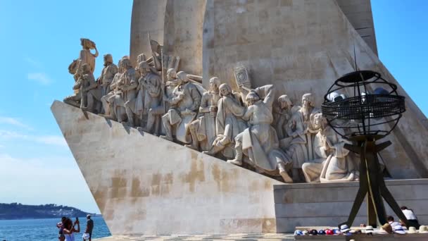Turis Nongkrong Sebelah Monumen Penemuan Lisbon — Stok Video