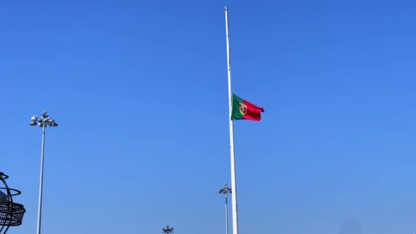 Πορτογαλική Σημαία Κυματίζει Μπλε Ουρανό Στο Βάθος — Αρχείο Βίντεο