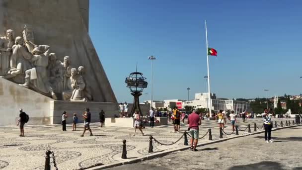 Туристи Висять Біля Пам Ятника Відкриттів Лісабоні — стокове відео