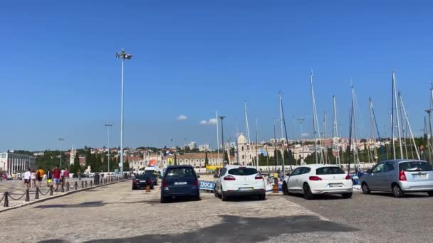 Turistas Pasando Rato Junto Monumento Los Descubrimientos Lisboa — Vídeo de stock