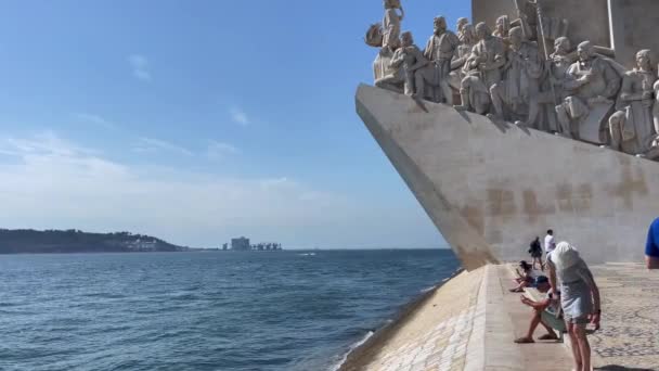 Turyści Spędzający Czas Obok Pomnika Odkryć Lizbonie — Wideo stockowe