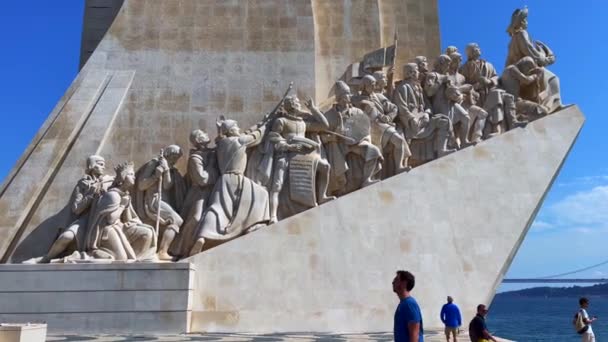 Туристы Тусуются Памятника Открытиям Лиссабоне — стоковое видео