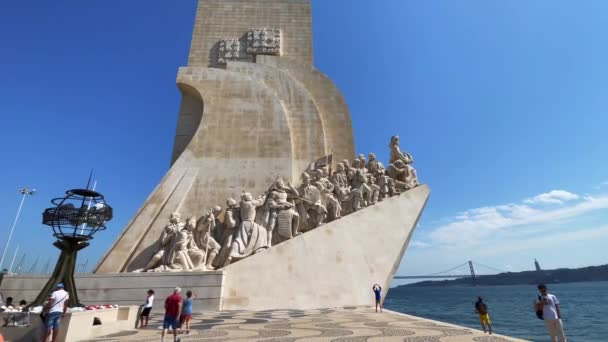 Turisták Lóg Mellett Emlékmű Felfedezések Lisszabonban — Stock videók