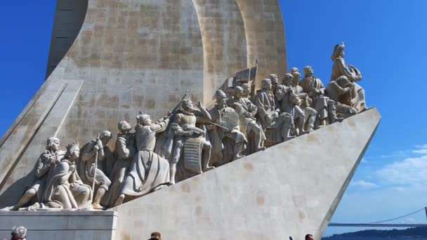 Turisták Lóg Mellett Emlékmű Felfedezések Lisszabonban — Stock videók