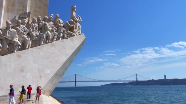 Turistas Que Encontram Lado Monumento Das Descobertas Lisboa — Vídeo de Stock