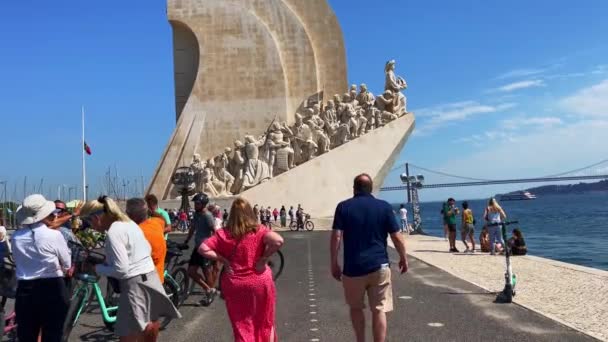Touristen Hängen Neben Dem Denkmal Der Entdeckungen Lissabon — Stockvideo