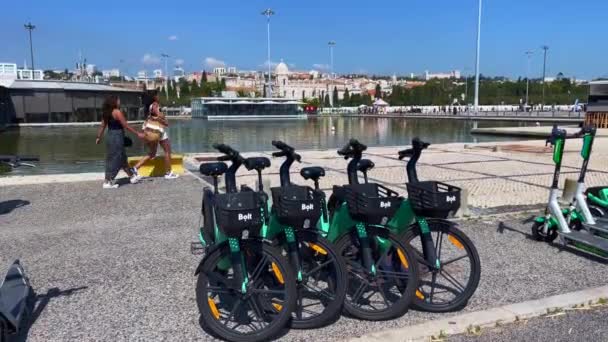 Ηλεκτρικά Ποδήλατα Και Scooters Σταθμευμένα Στο Παραλιακό Δρόμο Στη Λισαβόνα — Αρχείο Βίντεο