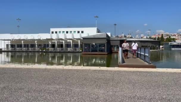 Άνθρωποι Διασχίζουν Γέφυρα Πεζών Δίπλα Espaco Espelho Agua Στη Λισαβόνα — Αρχείο Βίντεο