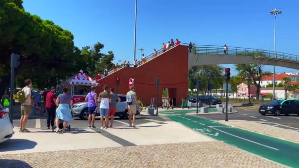 Lisszaboni Vasút Feletti Hídon Átkelő Gyalogosok — Stock videók