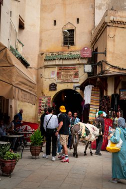 Eski Fez Medine 'sinde yürüyen insanlar