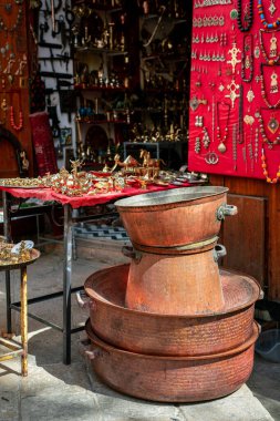 Eski Fez Medina 'daki bir pazarın dışında el yapımı bakır ürünleri.