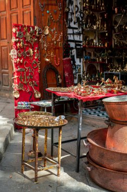 Eski Fez Medina 'daki bir pazarın dışında el yapımı bakır ürünleri.