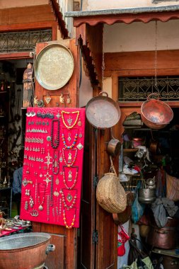 Eski Fez Medina 'daki bir pazarın dışında el yapımı bakır ürünleri.
