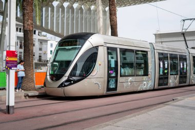 Modern tramvay Rabat, Fas 'taki istasyona ulaşır.
