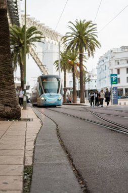 Rabat Fas 'ta yüz maskeli modern tramvay.
