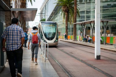 Rabat, Fas 'taki istasyonundan hareket eden modern tramvay.