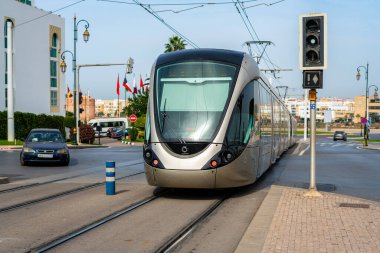 Rabat, Fas 'ta bir trafik direğinin yanından geçen modern tramvay.
