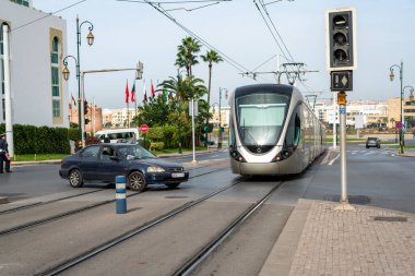 Modern bir tramvaydan sonra araba sürmek Rabat, Fas 'ta yoldan geçer.
