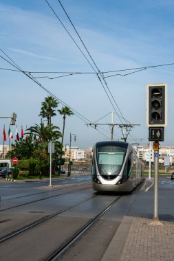 Modern bir tramvaydan sonra araba sürmek Rabat, Fas 'ta yoldan geçer.