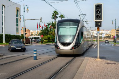 Modern bir tramvaydan sonra araba sürmek Rabat, Fas 'ta yoldan geçer.