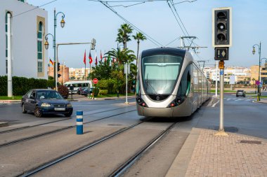 Modern bir tramvaydan sonra araba sürmek Rabat, Fas 'ta yoldan geçer.