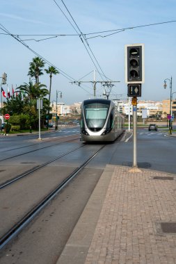 Rabat, Fas 'ta bir trafik direğinin yanından geçen modern tramvay.