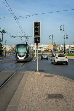 Rabat, Fas 'ta bir trafik direğinin yanından geçen modern tramvay.