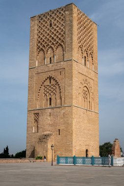 Hasan Kulesi 'ni ve Rabat, Fas' taki sütunları ziyaret eden insanlar.