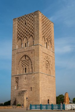 Hasan Kulesi 'ni ve Rabat, Fas' taki sütunları ziyaret eden insanlar.