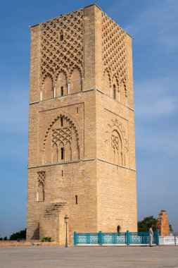 Hasan Kulesi 'ni ve Rabat, Fas' taki sütunları ziyaret eden insanlar.