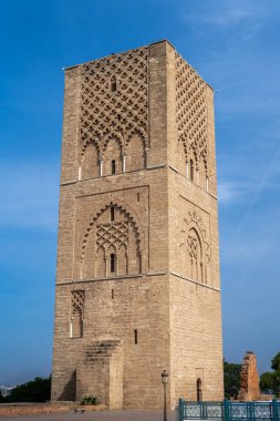 Hasan Kulesi 'ni ve Rabat, Fas' taki sütunları ziyaret eden insanlar.