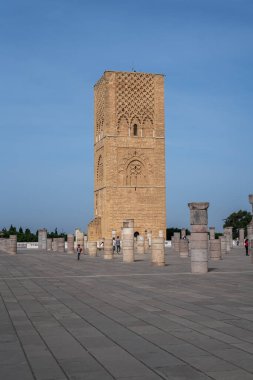 Hasan Kulesi 'ni ve Rabat, Fas' taki sütunları ziyaret eden insanlar.