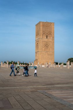 Hasan Kulesi 'ni ve Rabat, Fas' taki sütunları ziyaret eden insanlar.