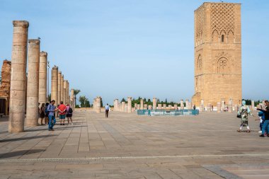 Hasan Kulesi 'ni ve Rabat, Fas' taki sütunları ziyaret eden insanlar.